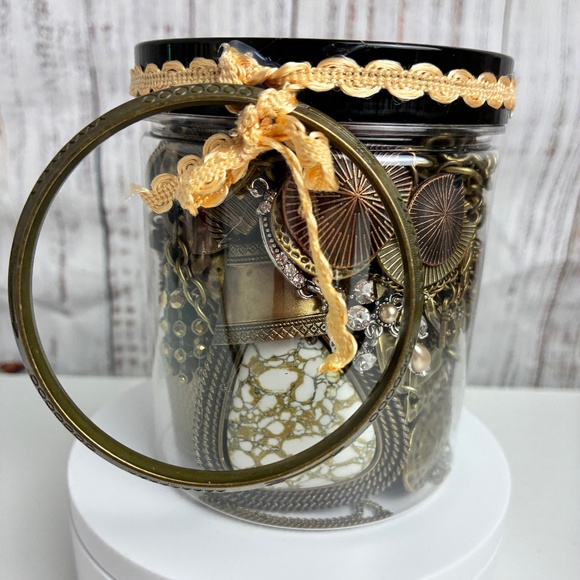 Mystery Treasure 16 oz Jar - Lot 0260 - Picture 1 of 6